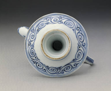 Covered lamp with floral design in underglaze blue