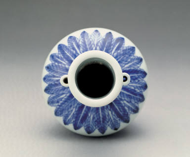 Vase with pierced handles with floral design in underglaze blue