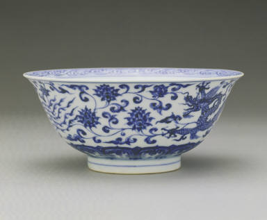 Bowl with underglaze-blue decoration of dragons and phoenixes among flowers