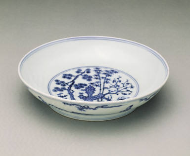 Dish with underglaze-blue decoration of court ladies in a garden setting