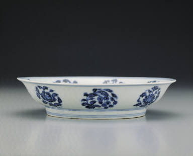 Dish with underglaze-blue decoration of flowers and fruits
