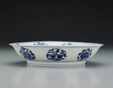 Dish with underglaze-blue decoration of flowers and fruits