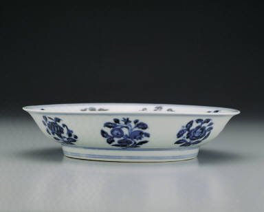 Dish with underglaze-blue decoration of flowers and fruits
