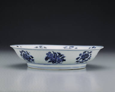 Dish with underglaze-blue decoration of flowers and fruits