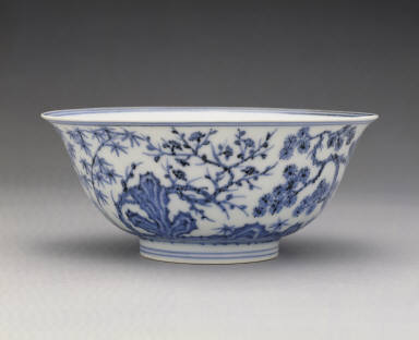 Bowl with underglaze-blue decoration of pine, bamboo, and plum