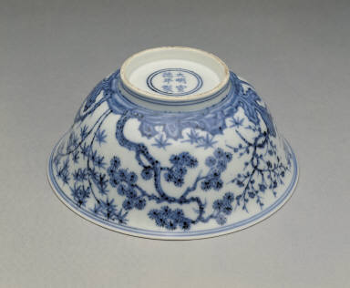 Bowl with underglaze-blue decoration of pine, bamboo, and plum