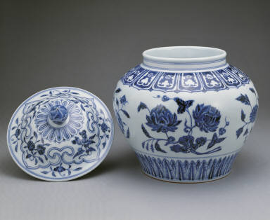 Covered jars with underglaze-blue decoration of flowers(unmarked)