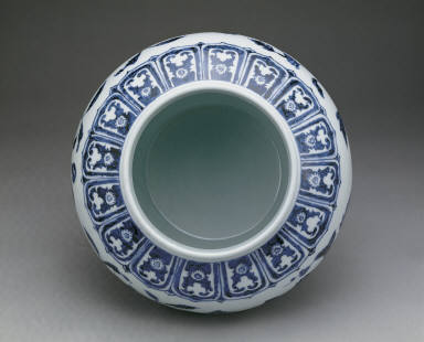 Covered jars with underglaze-blue decoration of flowers(unmarked)