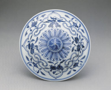 Covered jars with underglaze-blue decoration of flowers(unmarked)