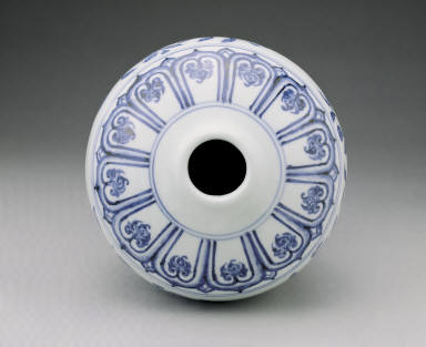 Covered vase with design of flowers and fruits in underglaze blue(unmarked)