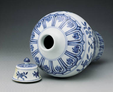 Covered vase with design of flowers and fruits in underglaze blue(unmarked)