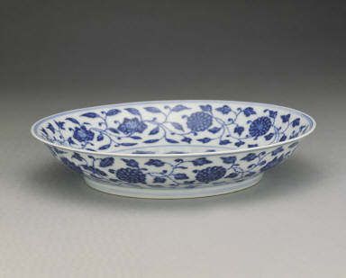 Kang-xi imitation of the Xuan-de dish with underglaze-blue decoration of a lotus bouquet