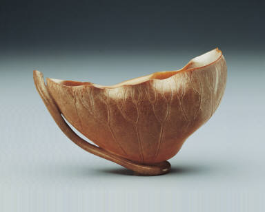 Jade brush washer in the shape of a lotus leaf