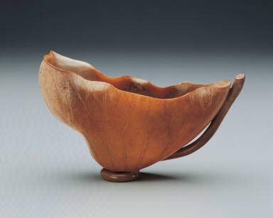 Jade brush washer in the shape of a lotus leaf