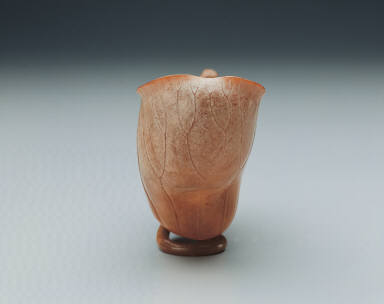 Jade brush washer in the shape of a lotus leaf