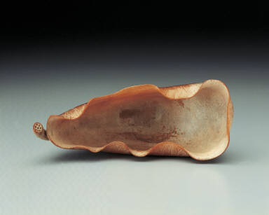 Jade brush washer in the shape of a lotus leaf