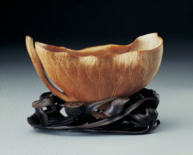 Jade brush washer in the shape of a lotus leaf