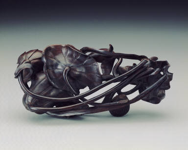 Jade brush washer in the shape of a lotus leaf