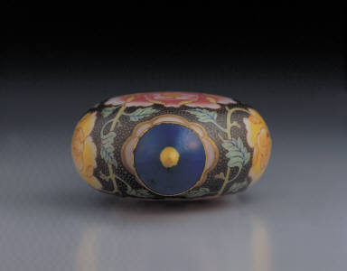 Glass bodied painted enamel snuff bottle with floral design