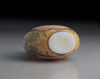 Glass bodied painted enamel snuff bottle with formalistic floral design