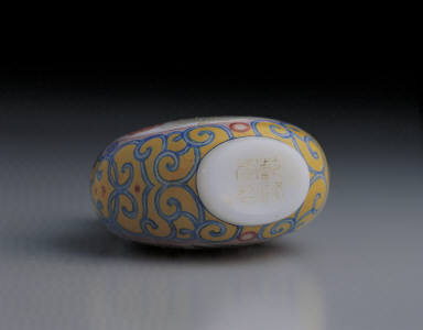 Glass bodied painted enamel snuff bottle with floral design