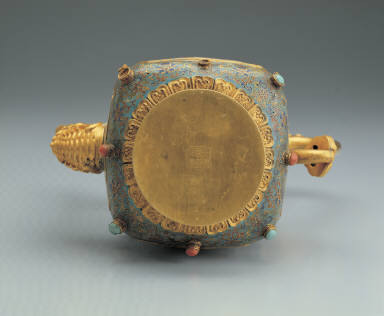 Cloisonne ewer with female figures decor