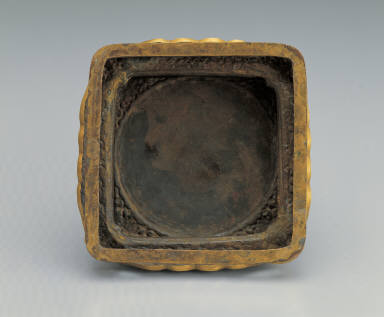 Cloisonne ewer with female figures decor