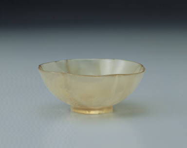 Agate bowl in the shape of a hibiscus flower