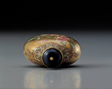 Glass bodied painted enamel snuff bottle with lotus design