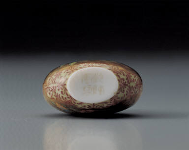 Glass bodied painted enamel snuff bottle with lotus design