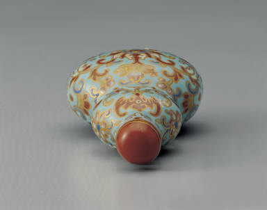 Porcelain gourd-shaped snuff bottle with intertwined floral design in famille rose