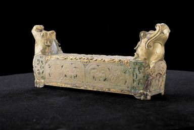 Gilt-bronze headrest inlaid with jade