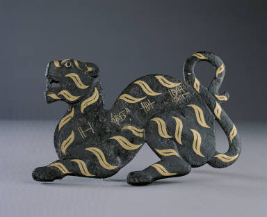 Bronze military amulet in tiger shape inlaid with gold