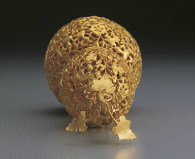 Gold gourds wth decorations of assorted auspicious motifs