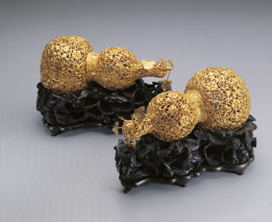 Pair of gold gourds with decorations of assorted auspicious motifs