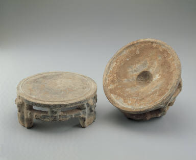 Three-footed inkstone with lid of auspicious animal decor