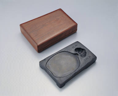 Inkstone with tied pouch design and inscription of Yuan-feng period, refined clay
