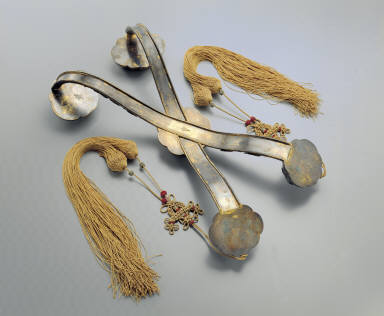 X-shaped gilt ru-yi scepter with jade inlays inscribed with the Xi characters