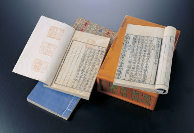 Xuan-He Feng-Shi Gao-Li Tu-Jing 40 vols. Written by Xu Jing, Song Dynasty. Imprint of the 3rd year of the Qian-dao reign, Song Dynasty
