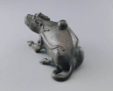 Bronze water dropper in the shape of an auspicious animal