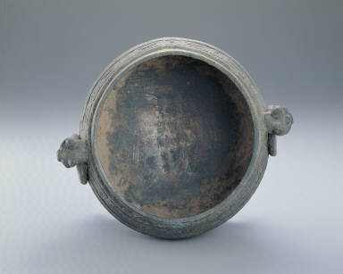 Bronze Gui vessel with Xin Wang in scription