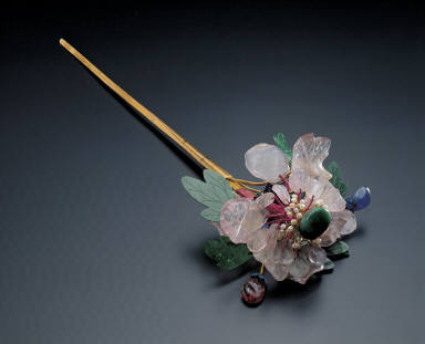 Gilt silver hairpin with floral decoration inlaid with tourmaline and jadeite