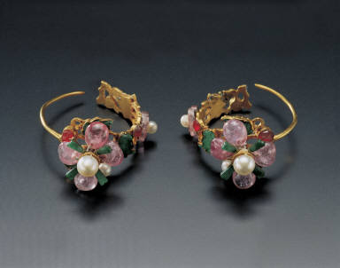 Pair of gold earrings decorated with flowers inlaid with pearls, jadeite and jewels