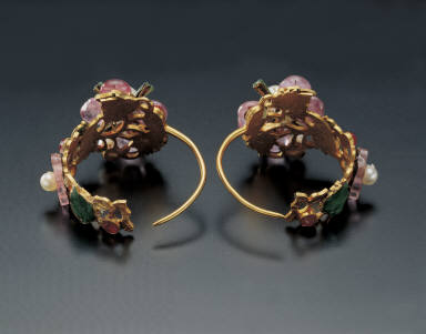 Pair of gold earrings decorated with flowers inlaid with pearls, jadeite and jewels