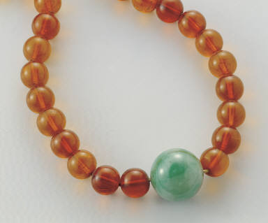 Amber court necklace