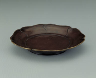 Brown lacquere hisbiscus-shaped dish