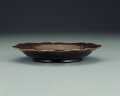Brown lacquere hisbiscus-shaped dish