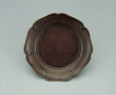 Brown lacquere hisbiscus-shaped dish