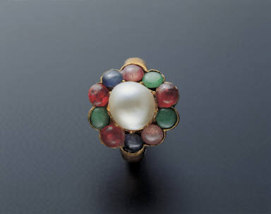 Gold ring inlaid with pearl and jewels