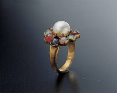 Gold ring inlaid with pearl and jewels